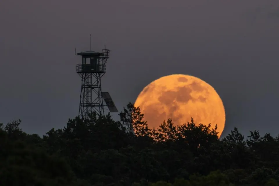 تصاویری خیرهکننده از «ماه صورتی» در سراسر جهان