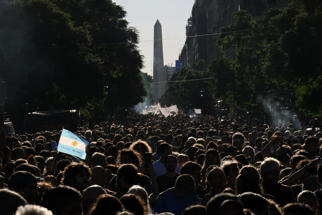 تظاهرات دانشجویان آرژانتین در پی کاهش ارائه آموزش عالی دولتی