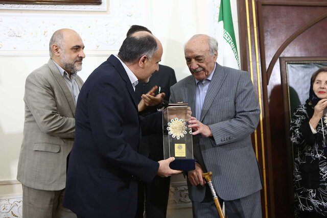 شاعری که مایه افتخار ایرانیان است