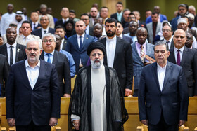 سید ابراهیم رئیسی، رئیس‌جمهور  و  عباس علی‌آبادی، وزیر سمت در افتتاحیه ششمین نمایشگاه توانمندی‌های صادراتی ایران