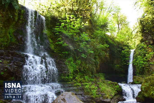 ویدیو/ آبشار دوقلوی زمرد حویق در دل کوههای تالش ویدیو/ آبشار دوقلوی زمرد حویق در دل کوههای تالش