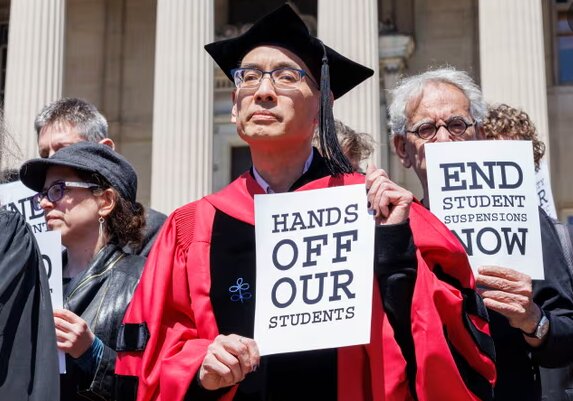 استادان دانشگاه کلمبیا با لباسهای رسمی به اقدامات اخیر این دانشگاه علیه دانشجویان اعتراض کردند استادان دانشگاهها به جمع دانشجویان معترض به جنگ غزه پیوستند