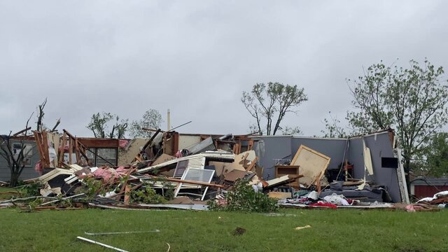 طوفان در «اکلاهما»ی آمریکا قربانی گرفت؛ قطع برق دهها هزار مشترک