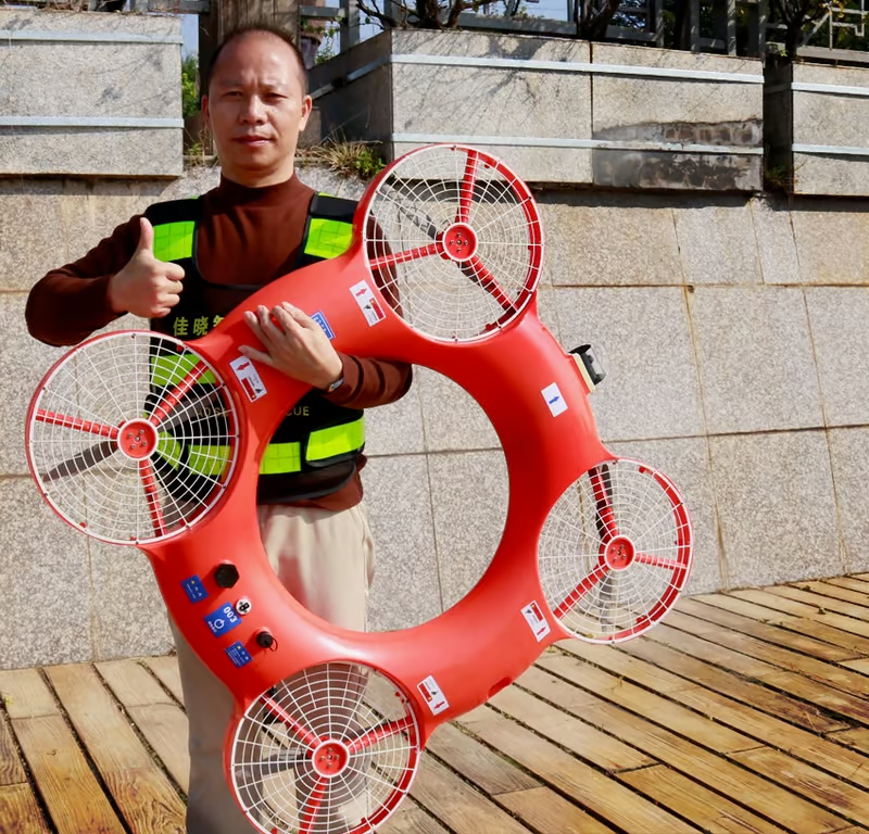 غریقنجاتی که به سمت شما پرواز میکند