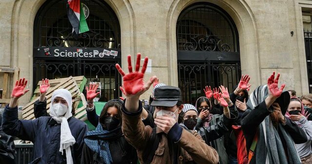 اعتراض دانشجویان فرانسوی به کشتار فلسطینیان، با دستانی به رنگ خون اعتراض دانشجویان فرانسوی به کشتار فلسطینیان، با دستانی به رنگ خون