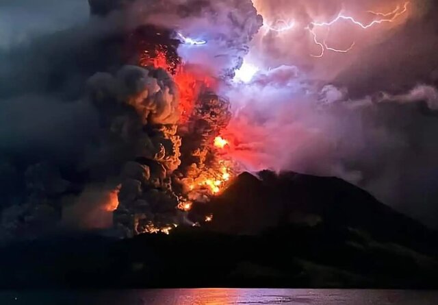 عکس آرشیوی است فوران دوباره کوه «روآنگ» در اندونزی