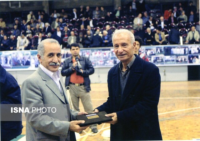 افشای یک توطئه از سوی چند بازیکن تیمملی فوتبال/ پول میدهند و مربی خارجی «درپیت» میآورند