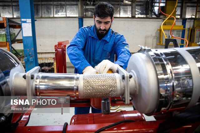 کارگران در مساله تولید با تمام وجود احساس مسئولیت میکنند کارگران در مساله تولید با تمام وجود احساس مسئولیت میکنند