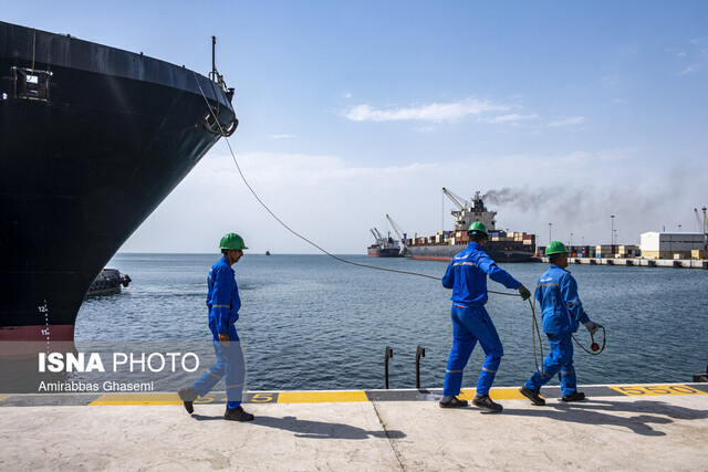 عکس تزئینی است. پهلودهی سومین کشتی حامل ۷۱ هزار تن گندم در بندر شهید رجایی