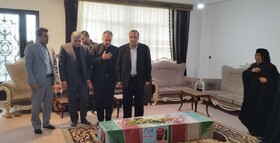 حضور استاندار ایلام در منزل شهید تازه‌تفحص‌شده دوران دفاع مقدس