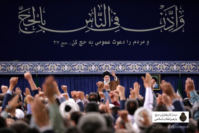عکس/ آیه نصبشده در محل سخنرانی امروز رهبر انقلاب چه بود؟ عکس/ آیه نصبشده در محل سخنرانی امروز رهبر انقلاب چه بود؟