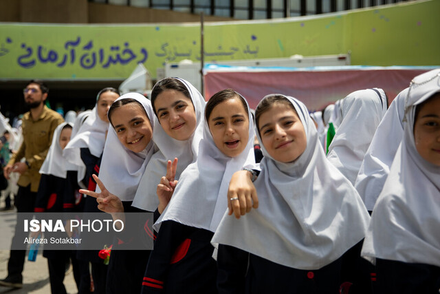 چگونه برای دخترانمان رضایت و شادکامی ایجاد کنیم؟ چگونه برای دخترانمان رضایت و شادکامی ایجاد کنیم؟