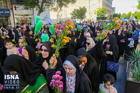 ویدیو/ شادی‌پیمایی دختران شیرازی به سمت حرم حضرت شاهچراغ (ع)