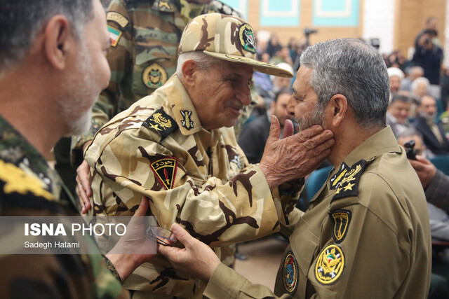 اعطای نشان فداکاری اهدایی فرمانده کل قوا به خانواده شهدا