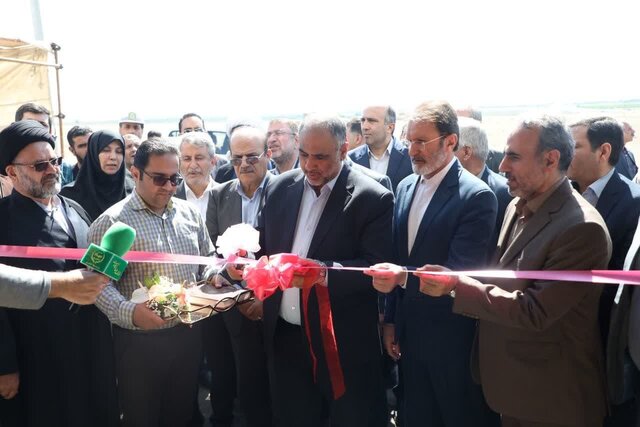 یک گلخانه با حضور وزیر جهادکشاورزی در قم بهرهبرداری شد یک گلخانه با حضور وزیر جهادکشاورزی در قم بهرهبرداری شد