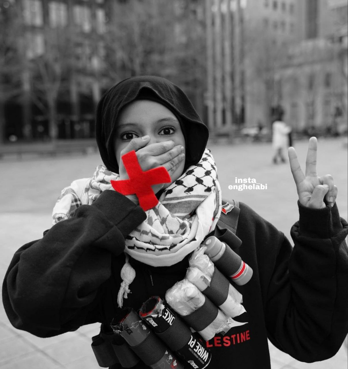 عکس/تصویر معنادار دانشجوی آمریکایی از سرکوب توسط پلیس