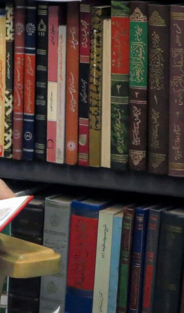 رهبر انقلاب در کتابخانه شخصی خود چه کتابهایی دارند؟