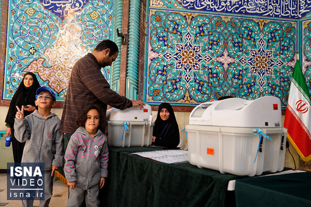 ویدیو/ همه برای ایران قوی؛ از کودک ۶ ماهه تا پیرزن ۹۰ ساله ویدیو/ همه برای ایران قوی؛ از کودک ۶ ماهه تا پیرزن ۹۰ ساله