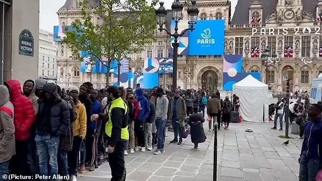 ماکرون به «پاکسازی اجتماعی» و «پنهانسازی فقر» در فرانسه متهم شد