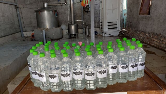 شناسایی ۴۰۰۰ لیتر گلاب و عرقیجات گیاهی فاقد مجوز در کاشان شناسایی ۴۰۰۰ لیتر گلاب و عرقیجات گیاهی فاقد مجوز در کاشان