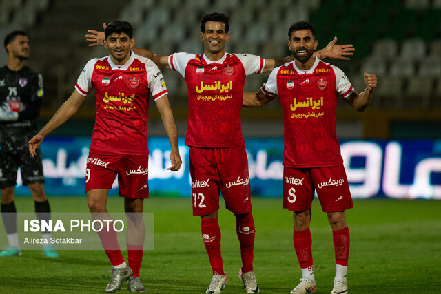 ویدیو/ گرم کردن بازیکنان پرسپولیس پیش از دیدار با شمس آذر قزوین ویدیو/ گرم کردن بازیکنان پرسپولیس پیش از دیدار با شمس آذر قزوین