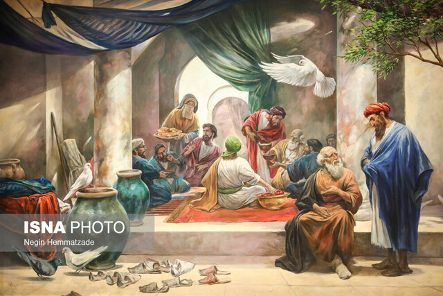 تصویری از مراسم رونمایی از اثرِ «مائده» که روز گذشته در تالار وحدت برگزار شد. «مائده» بر دیوارنگاره میدان ولیعصر نقش بست