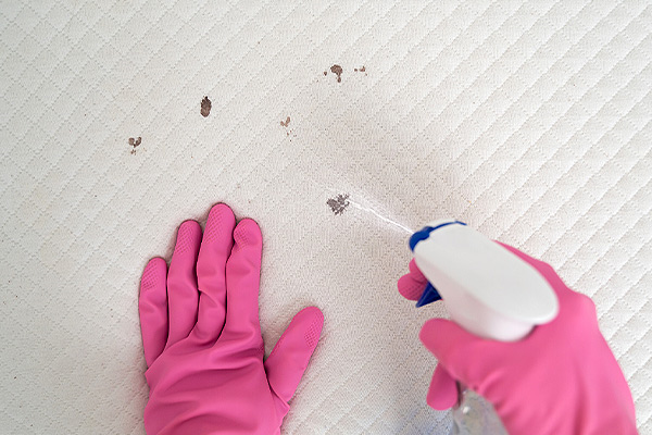 روشهای پاک کردن لکه خون از تشک که باید یاد بگیرید