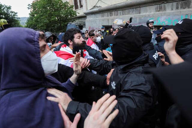 درگیری معترضان و پلیس گرجستان قبل از جلسه پالمان درباره لایحه «عوامل خارجی»