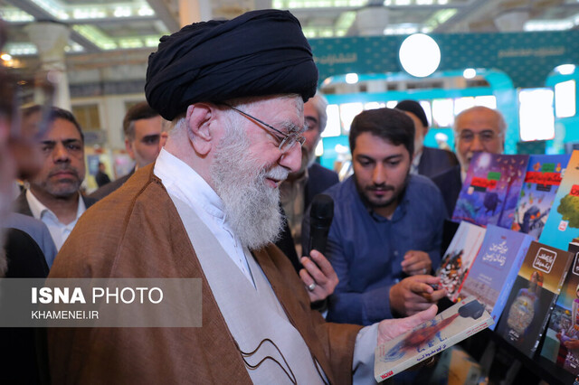 در دیدار رهبر انقلاب از نمایشگاه، چه کتابهایی به ایشان معرفی شد؟