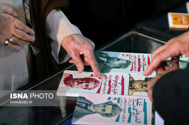 در دیدار رهبر انقلاب از نمایشگاه، چه کتابهایی به ایشان معرفی شد؟