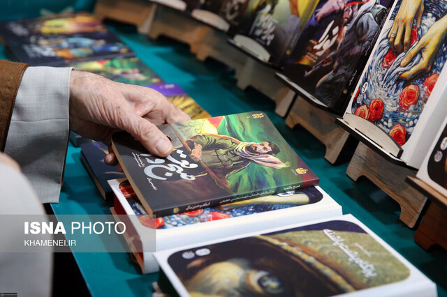 در دیدار رهبر انقلاب از نمایشگاه، چه کتابهایی به ایشان معرفی شد؟