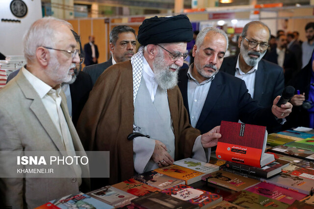 در دیدار رهبر انقلاب از نمایشگاه، چه کتابهایی به ایشان معرفی شد؟