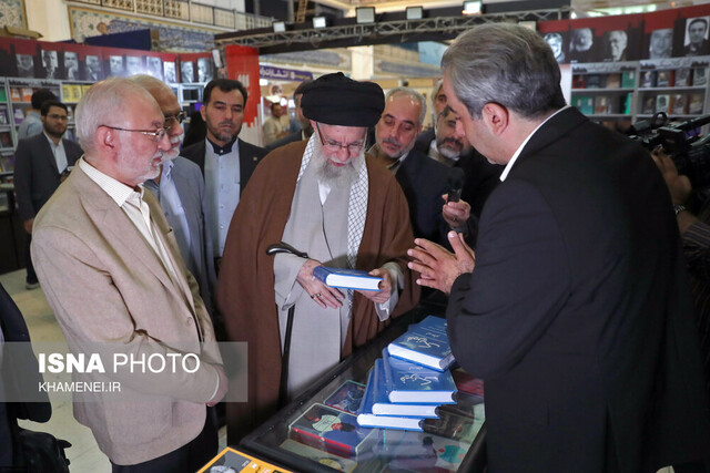 در دیدار رهبر انقلاب از نمایشگاه، چه کتابهایی به ایشان معرفی شد؟