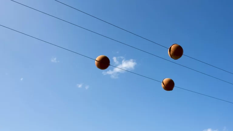 توپهای رنگی روی سیمهای برق: آیا تفریح یا خطر