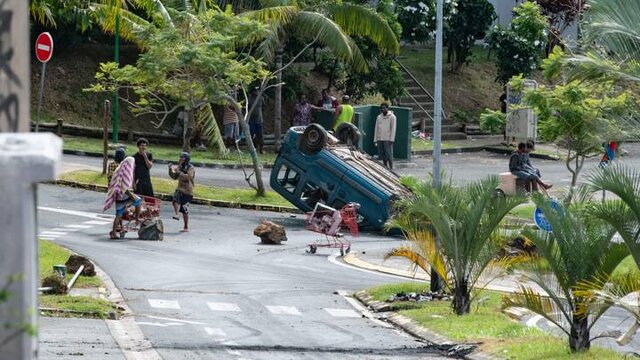 با ادامه شورشها، ارتش فرانسه در کالدونیای جدید مستقر شد