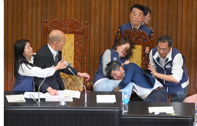 کتککاری در پارلمان تایوان/ قانونگذاری که لایحه را برداشت و گریخت