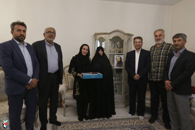 سالانه ۸۰۰ هزار دیدار با خانواده شهدا، جانبازان و آزادگان انجام میشود سالانه ۸۰۰ هزار دیدار با خانواده شهدا، جانبازان و آزادگان انجام میشود