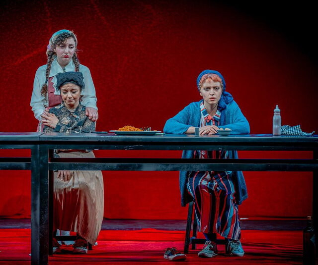 عکس از رضا جاویدی «سه خواهر» روی صحنه میماند