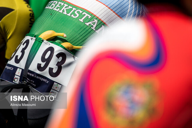 عکس تزئینی است. رونمایی از رکابزن ۵۰ ساله با اضافه وزن ۵۰ کیلویی در مجمع دوچرخهسواری!