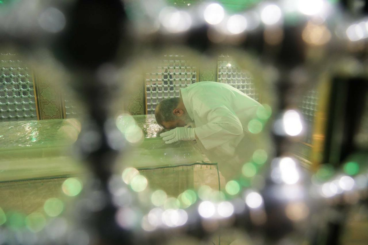 تصاویری کمتر دیدهشده از دلدادگی خالصانه شهید آیتالله رئیسی با امام رضا (ع)