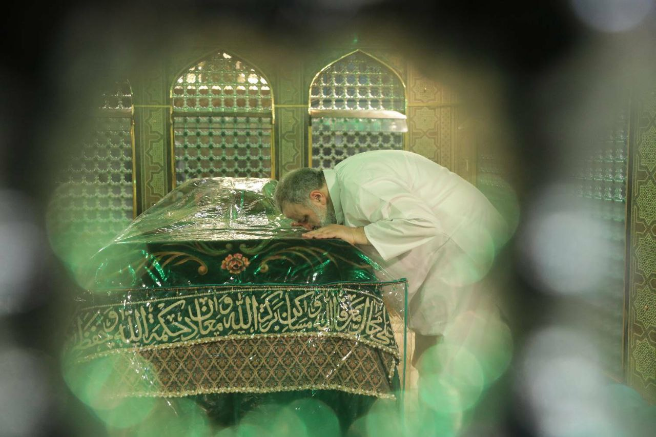 تصاویری کمتر دیدهشده از دلدادگی خالصانه شهید آیتالله رئیسی با امام رضا (ع)