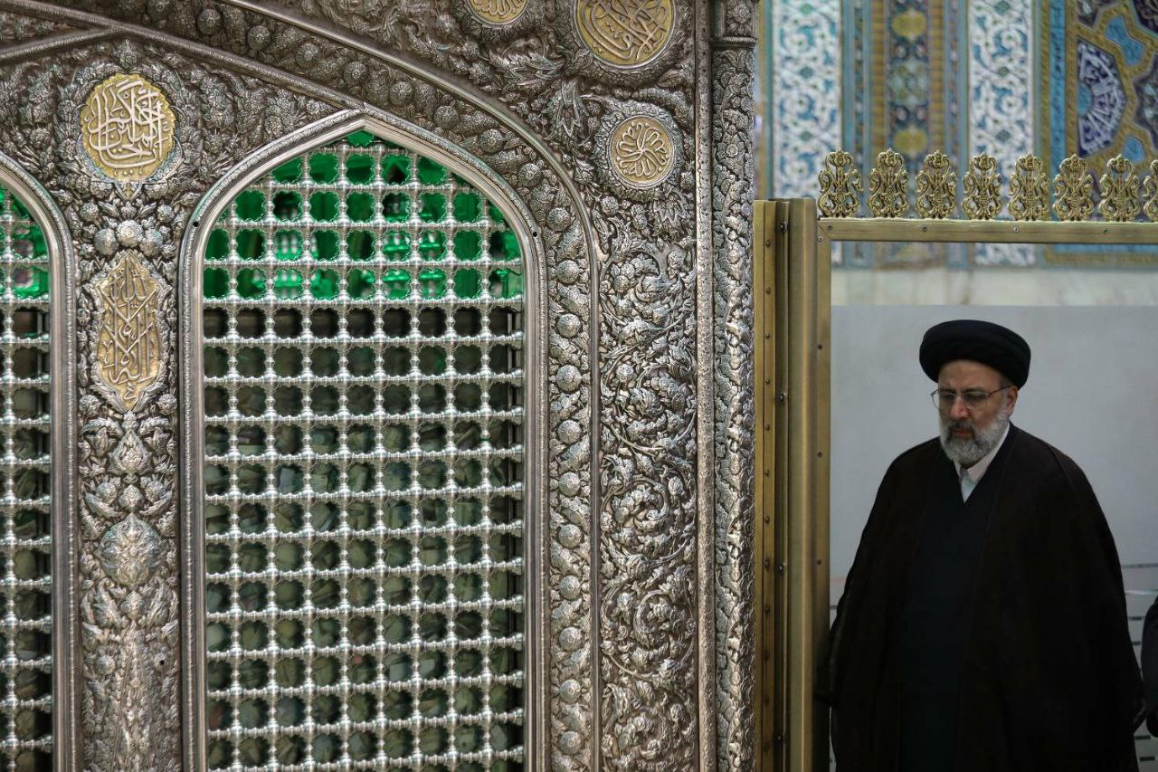 تصاویری کمتر دیدهشده از دلدادگی خالصانه شهید آیتالله رئیسی با امام رضا (ع)