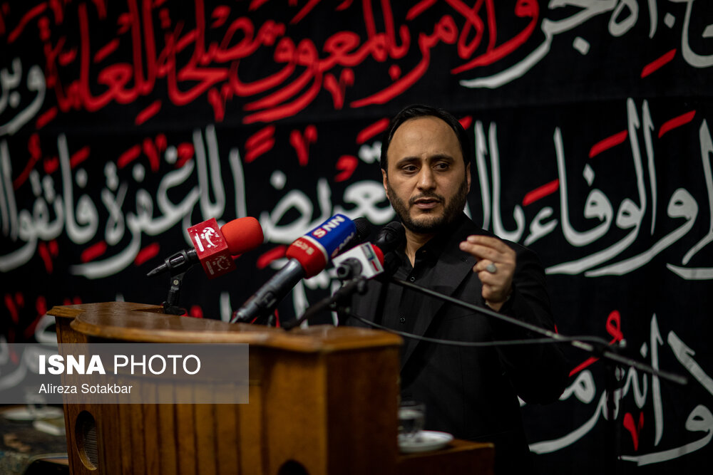 برگزاری اجتماع پرشور دانشگاهیان در مسجد دانشگاه تهران در سوگ رئیس جمهور