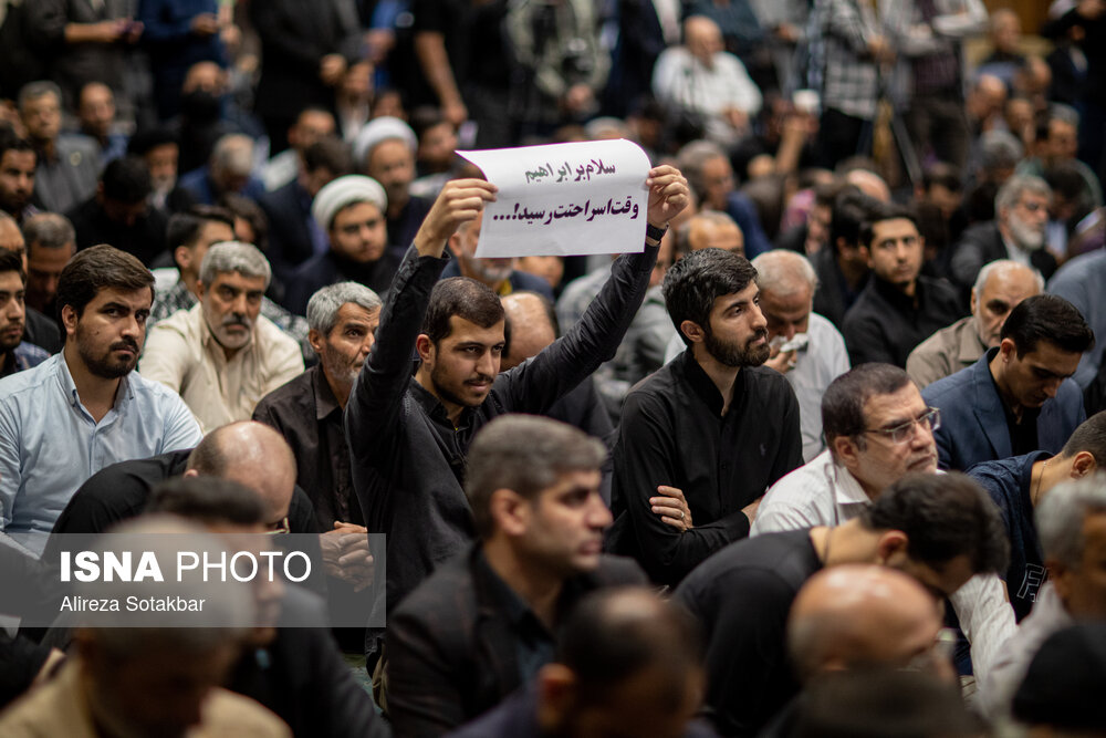 برگزاری اجتماع پرشور دانشگاهیان در مسجد دانشگاه تهران در سوگ رئیس جمهور