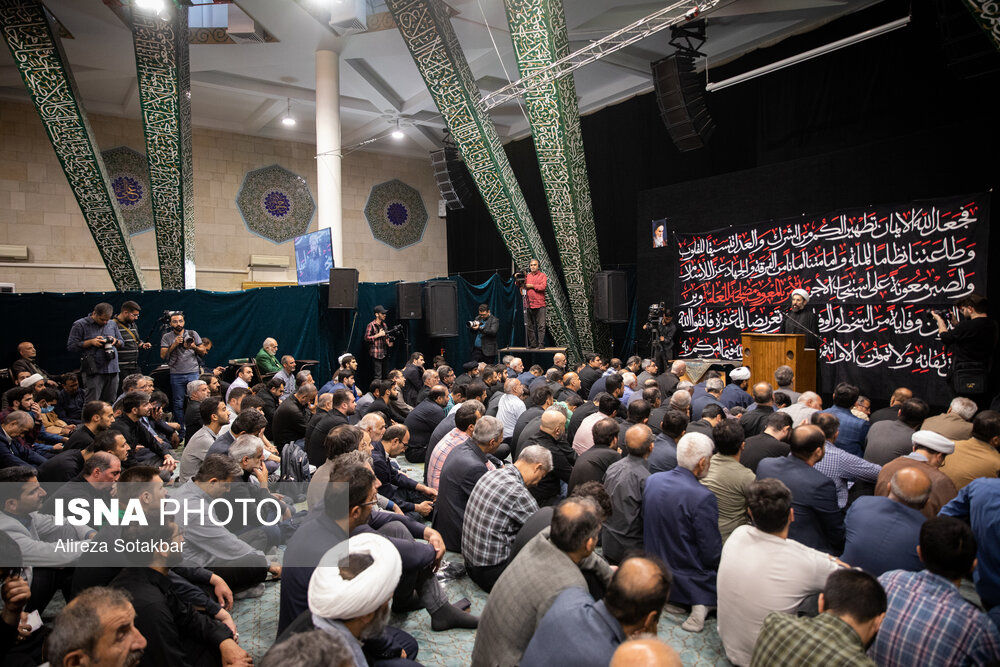 برگزاری اجتماع پرشور دانشگاهیان در مسجد دانشگاه تهران در سوگ رئیس جمهور
