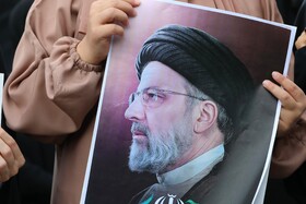ادای احترام ایرانیان مقیم در دانمارک به شهدای حادثه سقوط بالگرد حامل رییس جمهور