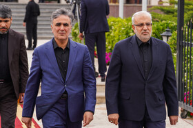 جواد اوجی وزیر نفت و فرزین رییس کل بانک مرکزی در مراسم استقبال از پیکر شهید آیت الله سیدابراهیم رییسی رییس جمهور ایران و یاران شهیدش (شهدای خدمت) در فرودگاه مهرآباد