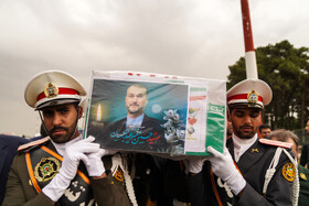 استقبال از پیکر شهید آیت الله سیدابراهیم رییسی رییس جمهور ایران و شهید حسین امیرعبداللهیان وزیر امور خارجه یاران شهیدش (شهدای خدمت) در فرودگاه مهرآباد