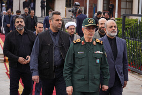 سرلشکر محمد باقری رییس ستاد کل نیروهای مسلح در مراسم استقبال از پیکر شهید آیت الله سیدابراهیم رییسی رییس جمهور ایران و یاران شهیدش (شهدای خدمت) در فرودگاه مهرآباد