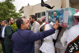 سیداحسان خاندوزی وزیر اقتصاد در مراسم استقبال از پیکر شهید آیت الله سیدابراهیم رییسی رییس جمهور ایران و یاران شهیدش (شهدای خدمت) در فرودگاه مهرآباد